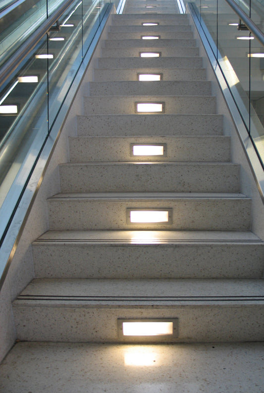 SL600SS | Interior airport, steps